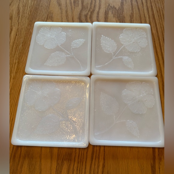 Set of 4 Vintage Milk Glass Hot Plates with a Wooden Holder - Picture 3 of 6